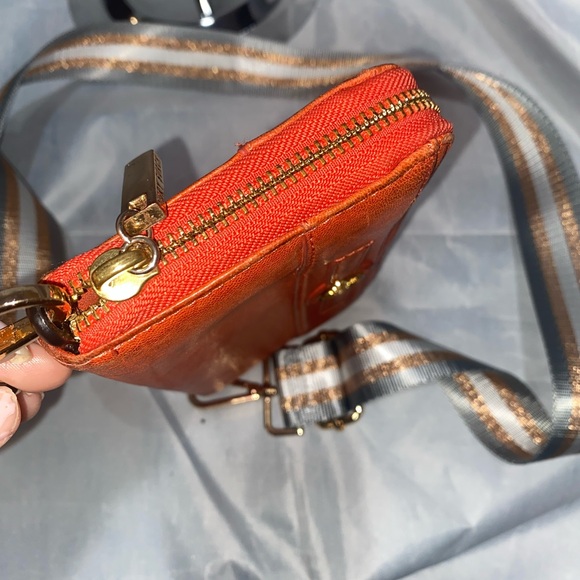 Sold‼️Tory Burch Burnt Orange Leather Zippy Wallet bar Crossbody Conversion - Picture 6 of 12